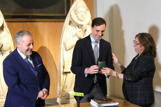 Entrega a Gómez Alonso de la medalla de la academia // Paula de la Fuente